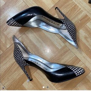 Givenchy classy heels! Can u be worn for birthdays, work etc! Very elegant! 🖤🤍